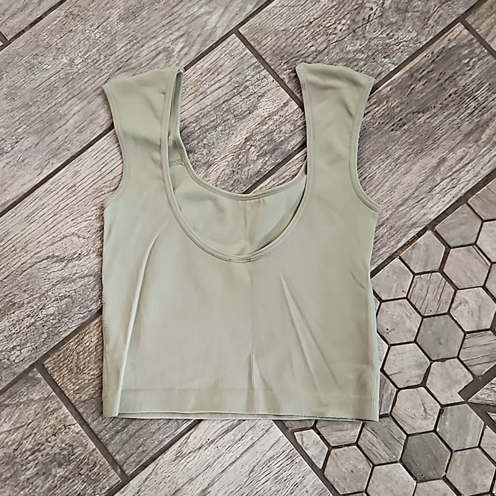 Cropped Tank Top - Picture 2 of 3